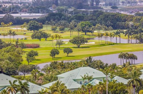 Enchanting Condo In The Heart Of Doral with Golf Course Views