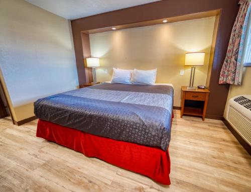 Budget Inn - image 13