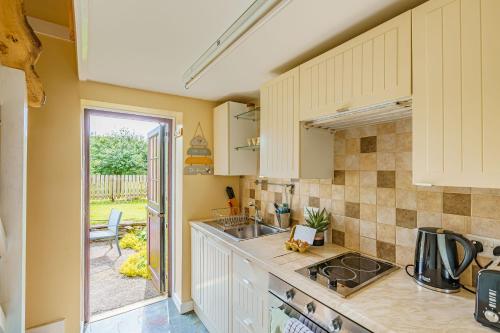 кухня, The Cheeseloft - Spacious one bed with terrace in Керкубрі