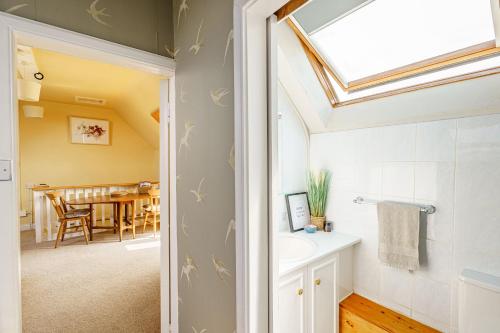 Ванна кімната, The Cheeseloft - Spacious one bed with terrace in Керкубрі