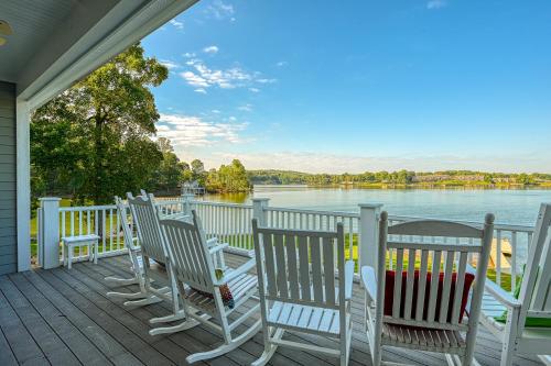 Soulshine Smith Mountain Lake in Moneta, USA