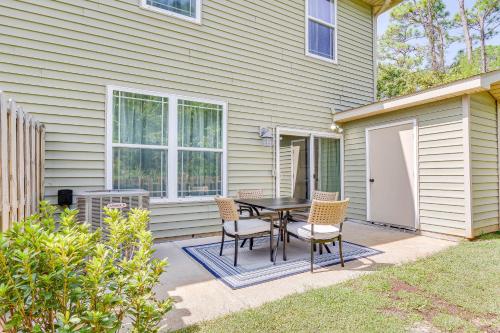 Charming Navarre Townhome 5 Mi to Beach! Charming Navarre Townhome 5 Mi to Beach!