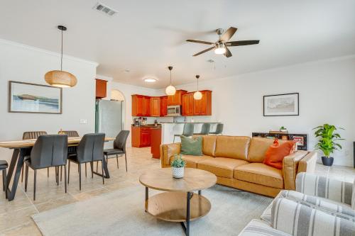 Charming Navarre Townhome 5 Mi to Beach! Charming Navarre Townhome 5 Mi to Beach!