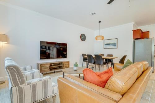 Charming Navarre Townhome 5 Mi to Beach! Charming Navarre Townhome 5 Mi to Beach!