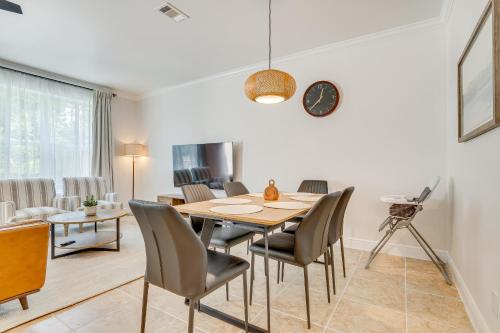 Charming Navarre Townhome 5 Mi to Beach! Charming Navarre Townhome 5 Mi to Beach!