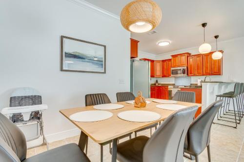 Charming Navarre Townhome 5 Mi to Beach! Charming Navarre Townhome 5 Mi to Beach!