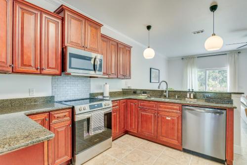 Charming Navarre Townhome 5 Mi to Beach! Charming Navarre Townhome 5 Mi to Beach!