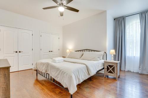 Charming Navarre Townhome 5 Mi to Beach! Charming Navarre Townhome 5 Mi to Beach!