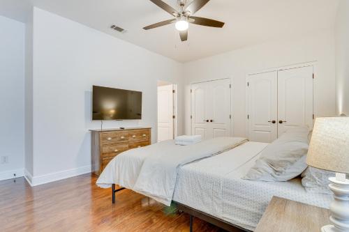 Charming Navarre Townhome 5 Mi to Beach! Charming Navarre Townhome 5 Mi to Beach!