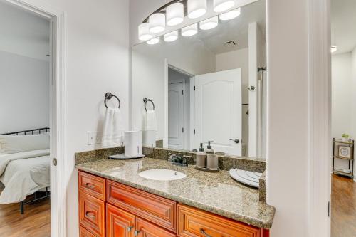 Charming Navarre Townhome 5 Mi to Beach! Charming Navarre Townhome 5 Mi to Beach!