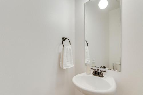 Charming Navarre Townhome 5 Mi to Beach! Charming Navarre Townhome 5 Mi to Beach!