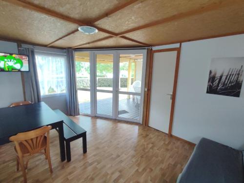 Grand chalet en bois climatisé avec vue sur le lac (Grand chalet en bois climatise avec vue sur le lac) in Gaujac (Midi-Pyrenees)
