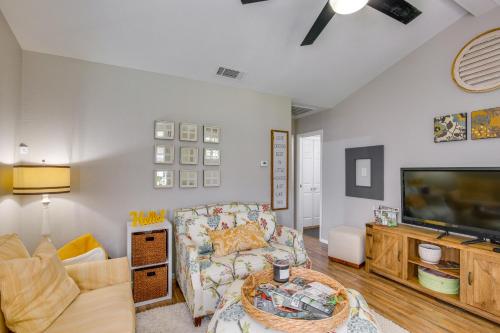 Charming Granbury Cottage Retreat with Private Patio in Granbury, USA