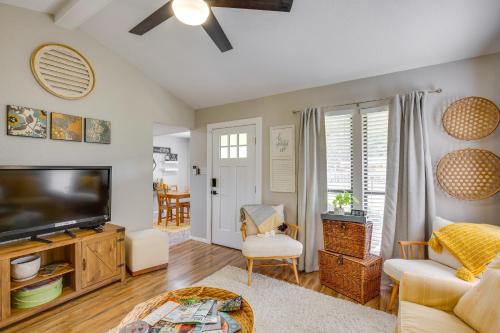 Charming Granbury Cottage Retreat with Private Patio in Granbury, USA