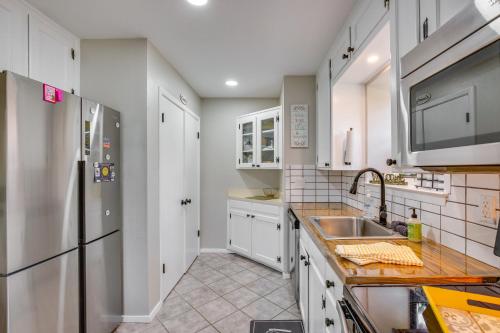 Charming Granbury Cottage Retreat with Private Patio in Granbury, USA