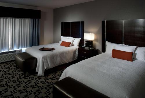 2 queen beds