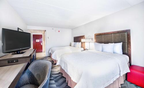 Room with Two Queen Beds - Non-Smoking image 7