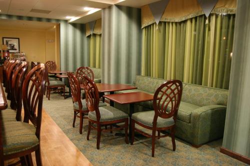 Hampton Inn Brentwood - image 6