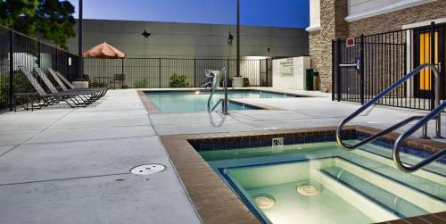 Hampton Inn Brentwood - image 11