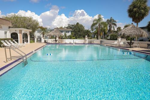 Tradewinds Retreat - Pool, 15 min to Clearwater Beach in Clearwater, USA