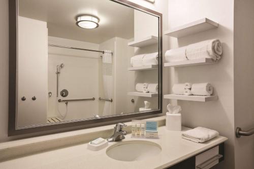 Hampton Inn Brigham - image 11