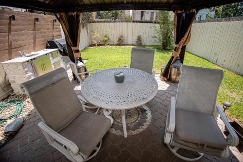Beautiful first floor suite with backyard, near Downtown and stadiums
