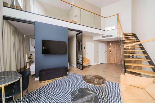 1 king bed, 1 sofa bed