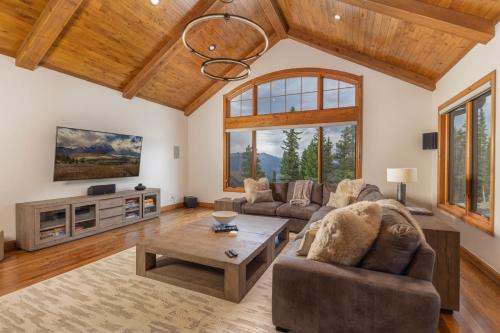 Warm and luxurious, spectacular views, all en-suites, hot tub, shuffle board, arcade machine!! in Sally Barber