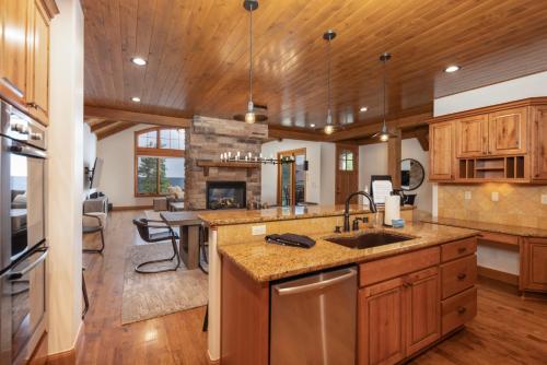 Warm and luxurious, spectacular views, all en-suites, hot tub, shuffle board, arcade machine!! in Sally Barber