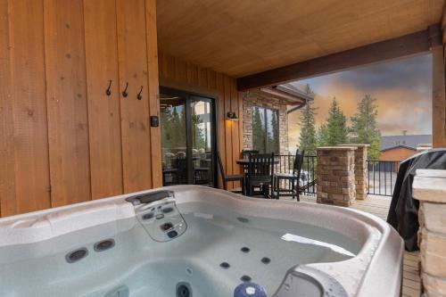 Warm and luxurious, spectacular views, all en-suites, hot tub, shuffle board, arcade machine!! in Sally Barber