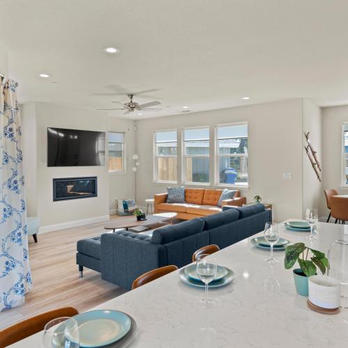 Newly Built Murphys Modern Retreat in Mērfijsa (CA)
