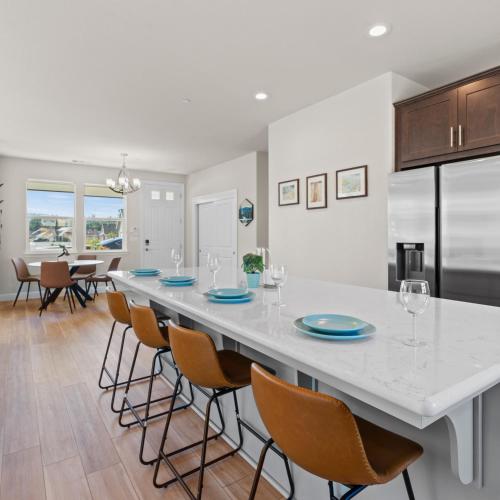 Newly Built Murphys Modern Retreat in Mērfijsa (CA)