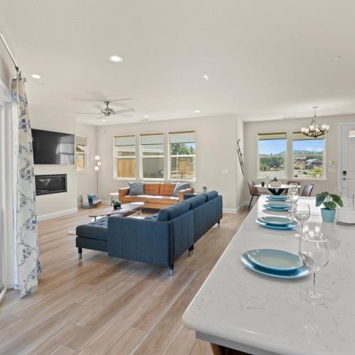 Newly Built Murphys Modern Retreat in Mērfijsa (CA)