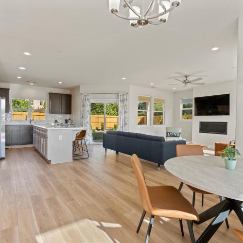 Newly Built Murphys Modern Retreat in Mērfijsa (CA)