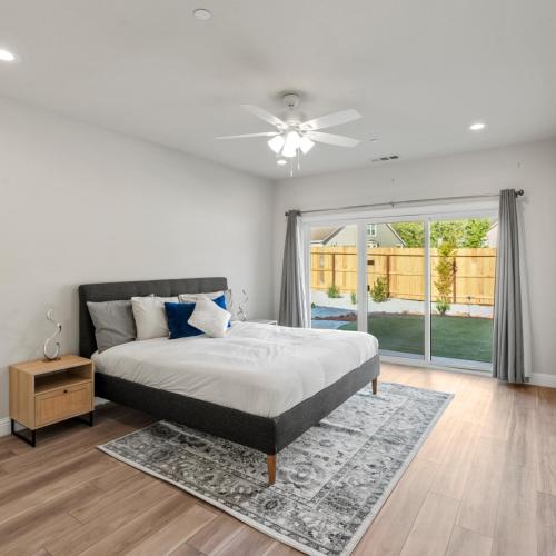 Newly Built Murphys Modern Retreat in Mērfijsa (CA)