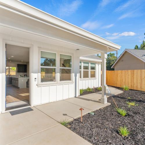 Newly Built Murphys Modern Retreat in Mērfijsa (CA)