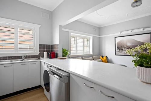 'Slate Serenade' A Cosy Bondi Beachside Getaway - image 4
