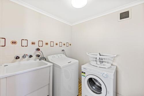 Standard Two-Bedroom Apartment with Aircon and Ocean View image 10