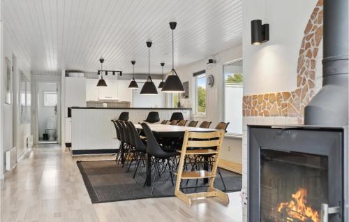 cuina, Cozy Home In Glesborg With Sauna in Glesborg