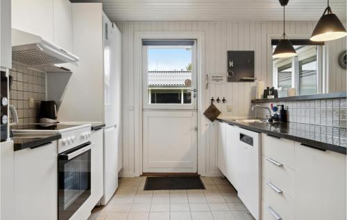 kök, Awesome Home In Glesborg With Sauna, Wifi And Indoor Swimming Pool in Glesborg