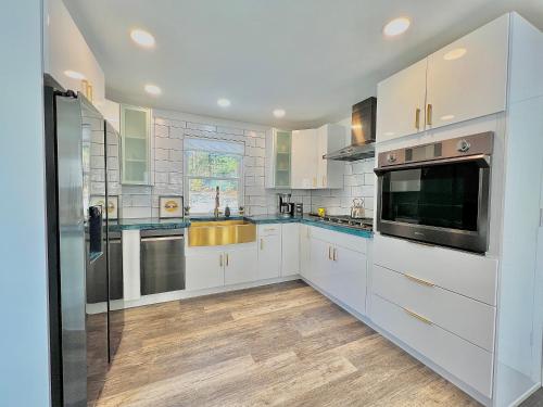 Luxury 4 bedroom 2 bath Lake Views in Marlborough (MA)