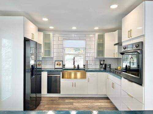 Luxury 4 bedroom 2 bath Lake Views in Marlborough (MA)