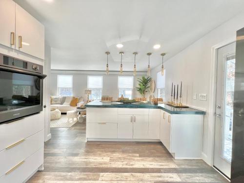 Luxury 4 bedroom 2 bath Lake Views in Marlborough (MA)
