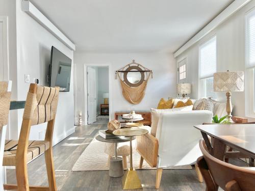 Luxury 4 bedroom 2 bath Lake Views in Marlborough (MA)