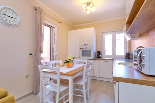 Two-Bedroom Apartment with Terrace image 5