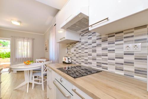 One-Bedroom Apartment with Terrace image 4
