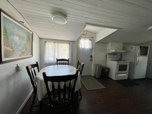 Relaxing Riverside Getaway with a Cozy Fireplace in แบนครอฟท์ (ออนตาริโอ)