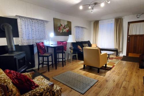 Relaxing Riverside Getaway with a Cozy Fireplace in แบนครอฟท์ (ออนตาริโอ)