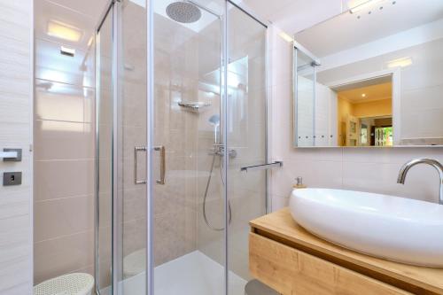 Two-Bedroom Apartment with Terrace image 8