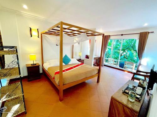 1 king bed, 2 queen beds